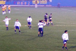 勝利の喜びを分かち合う選手たち