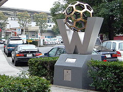 新横浜駅前のモニュメント