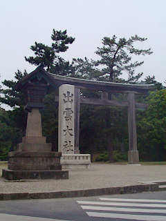 正門前